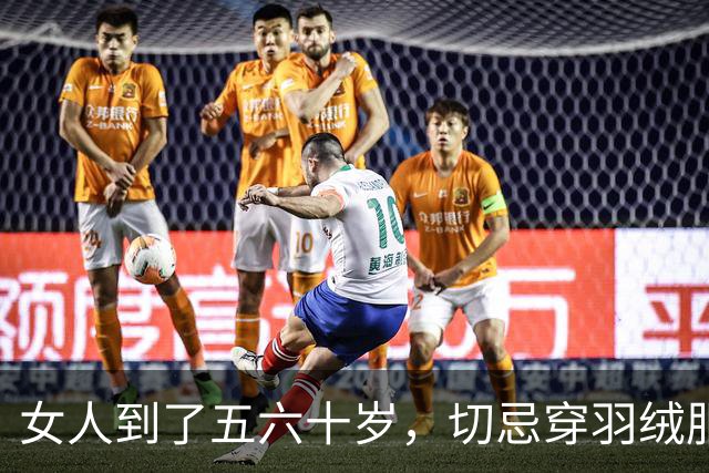 女人到了五六十岁，切忌穿羽绒服、棉服，换成这些会更时髦又保暖